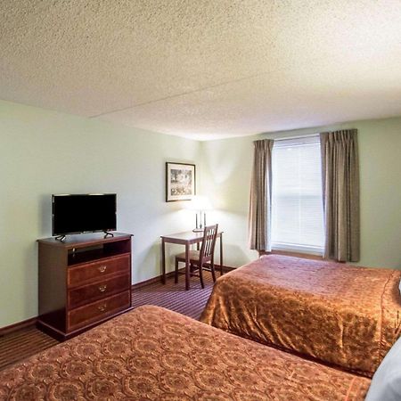 Rodeway Inn Lakeville Exterior photo