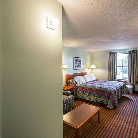 Rodeway Inn Lakeville Exterior photo