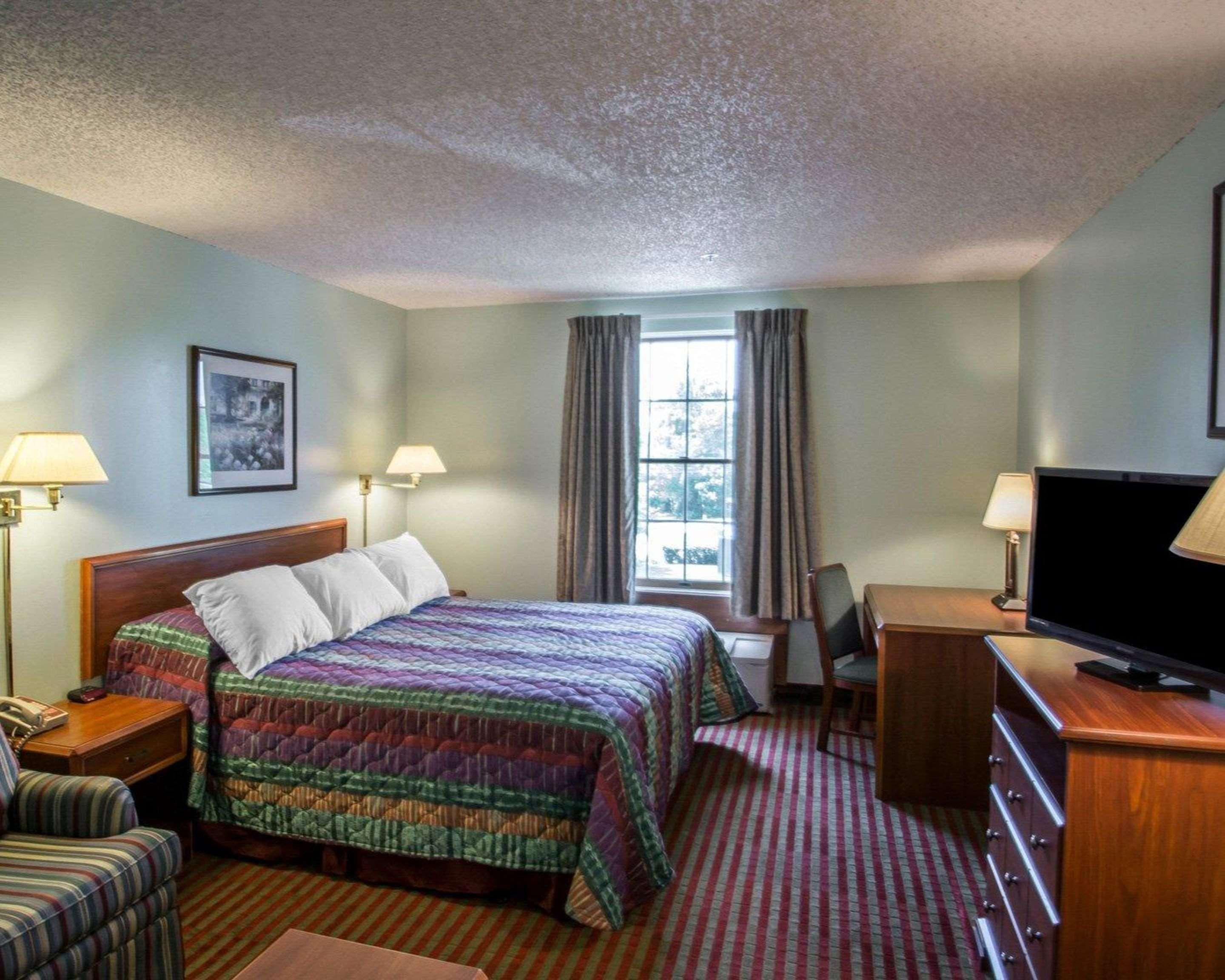 Rodeway Inn Lakeville Exterior photo