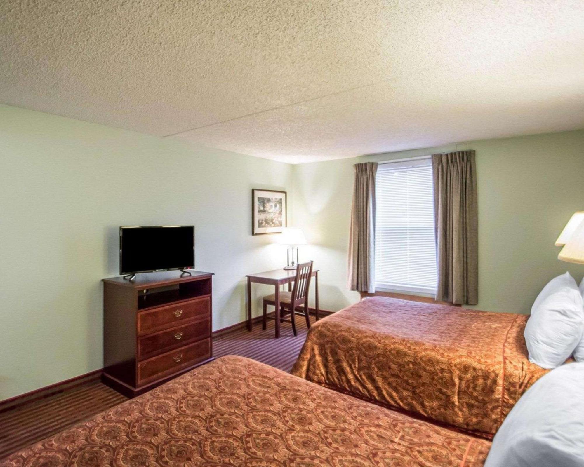 Rodeway Inn Lakeville Exterior photo