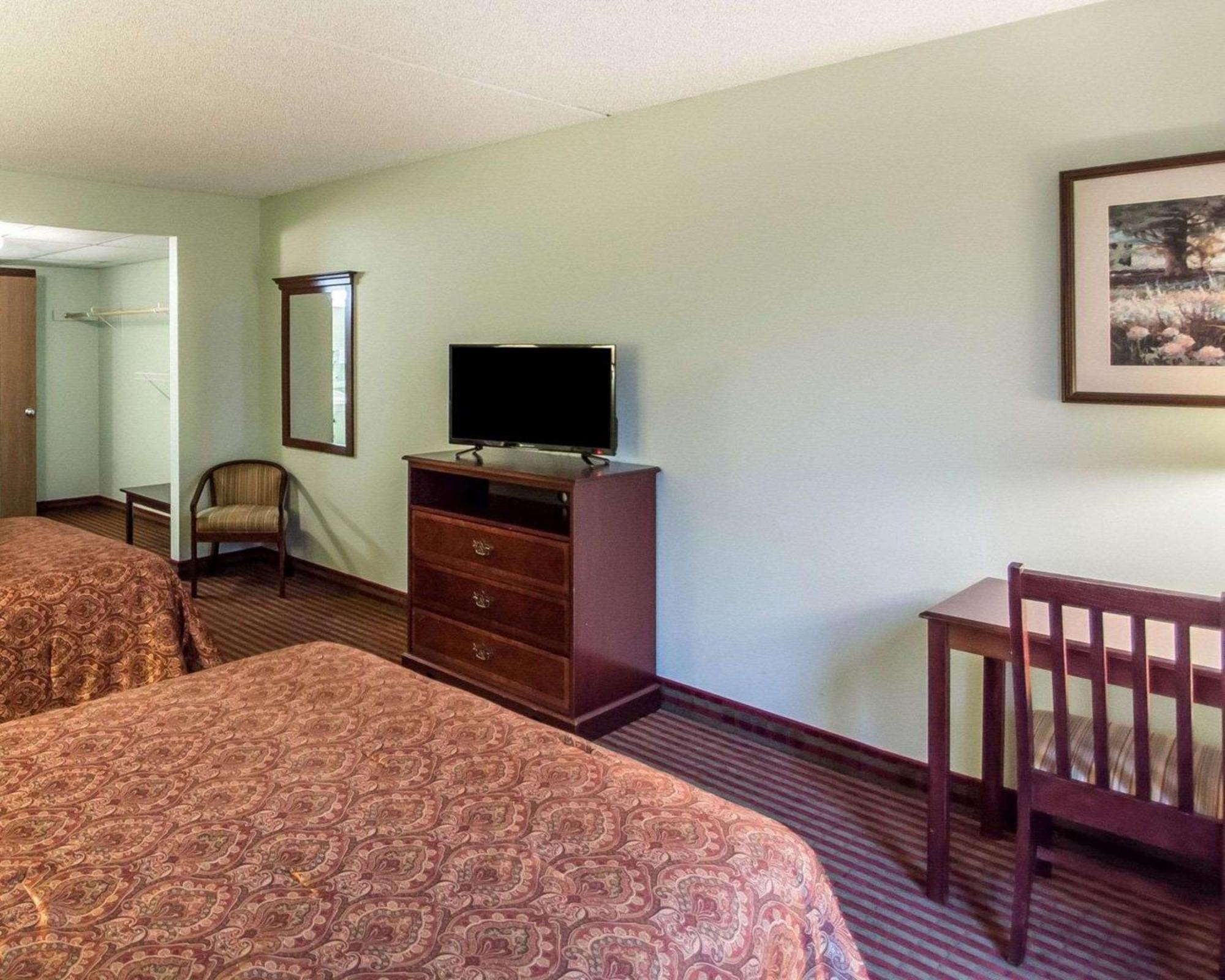 Rodeway Inn Lakeville Exterior photo