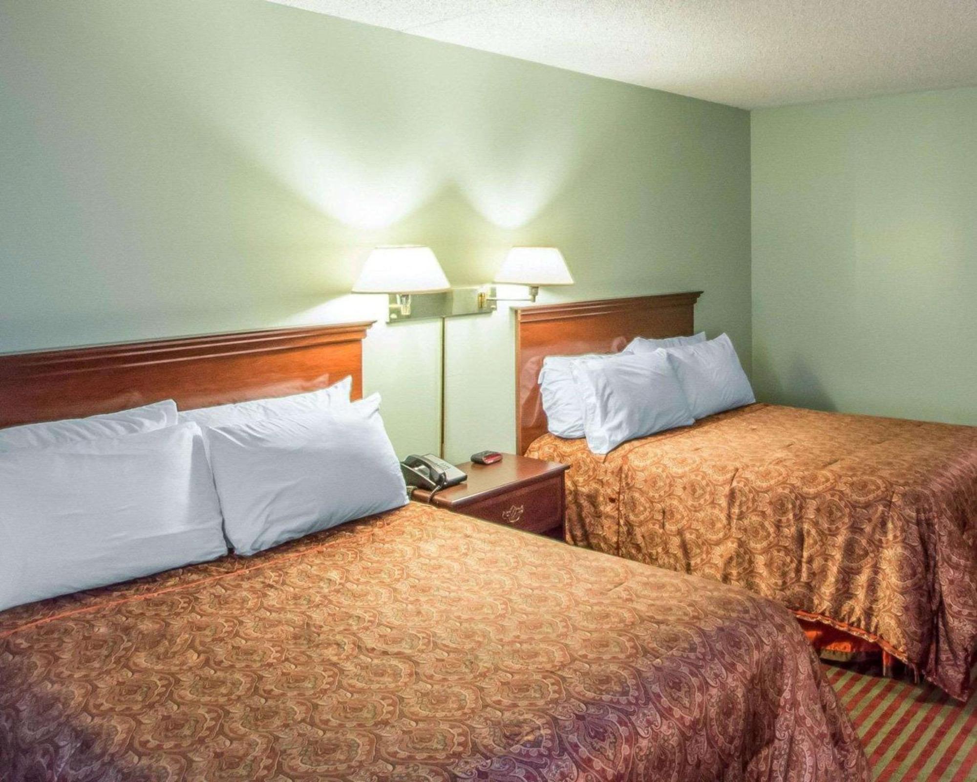 Rodeway Inn Lakeville Exterior photo
