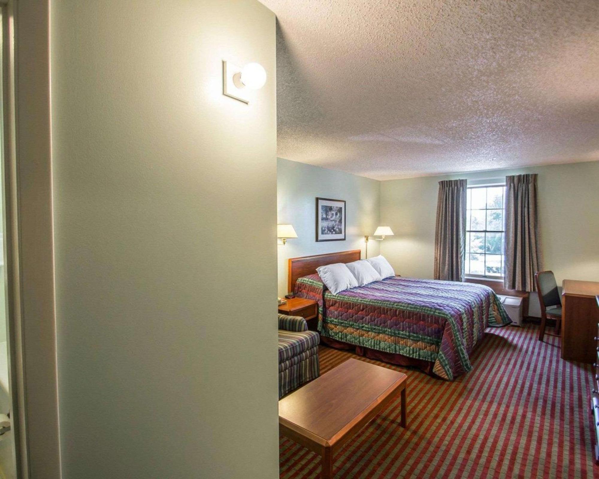Rodeway Inn Lakeville Exterior photo