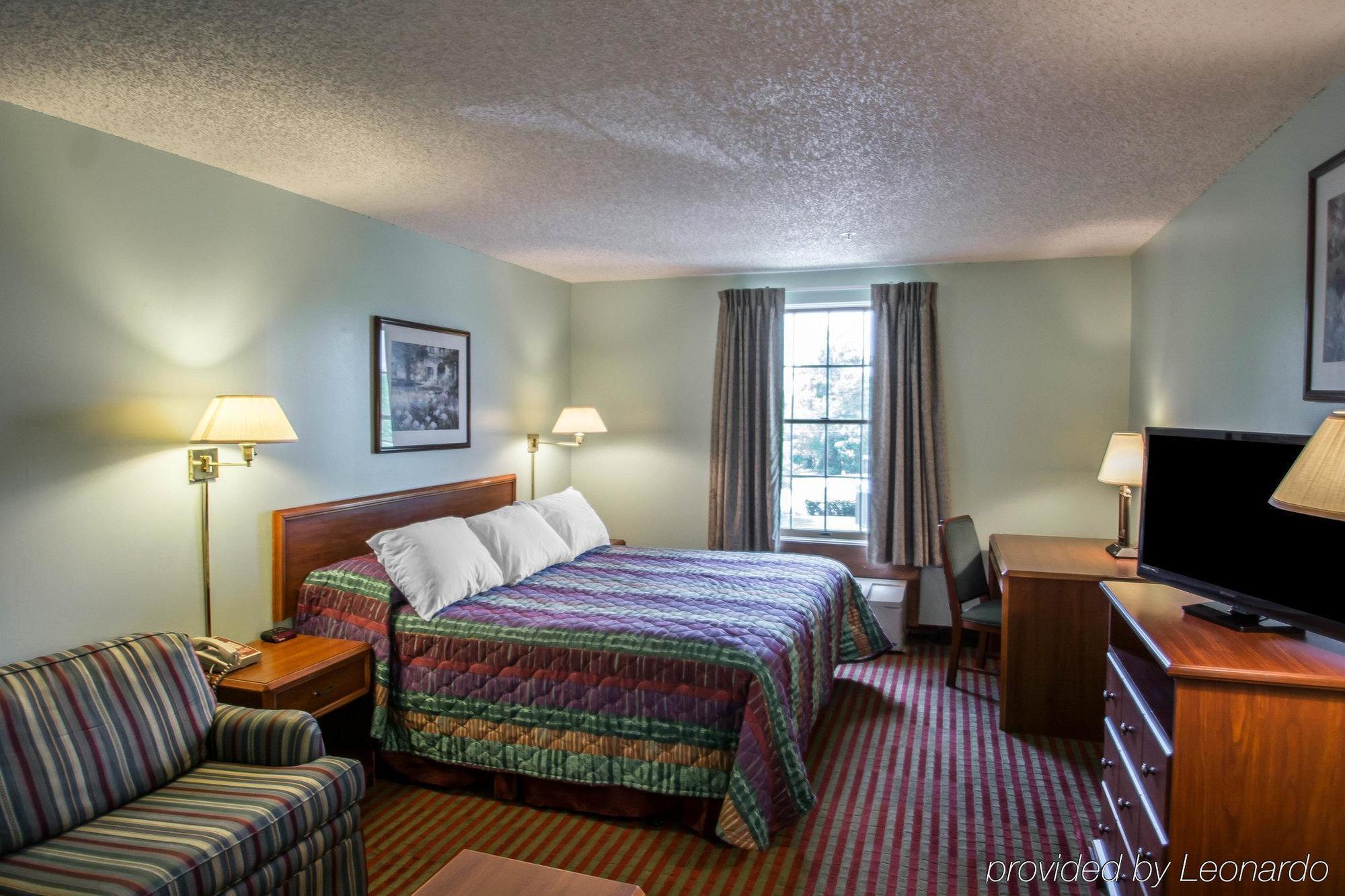 Rodeway Inn Lakeville Exterior photo