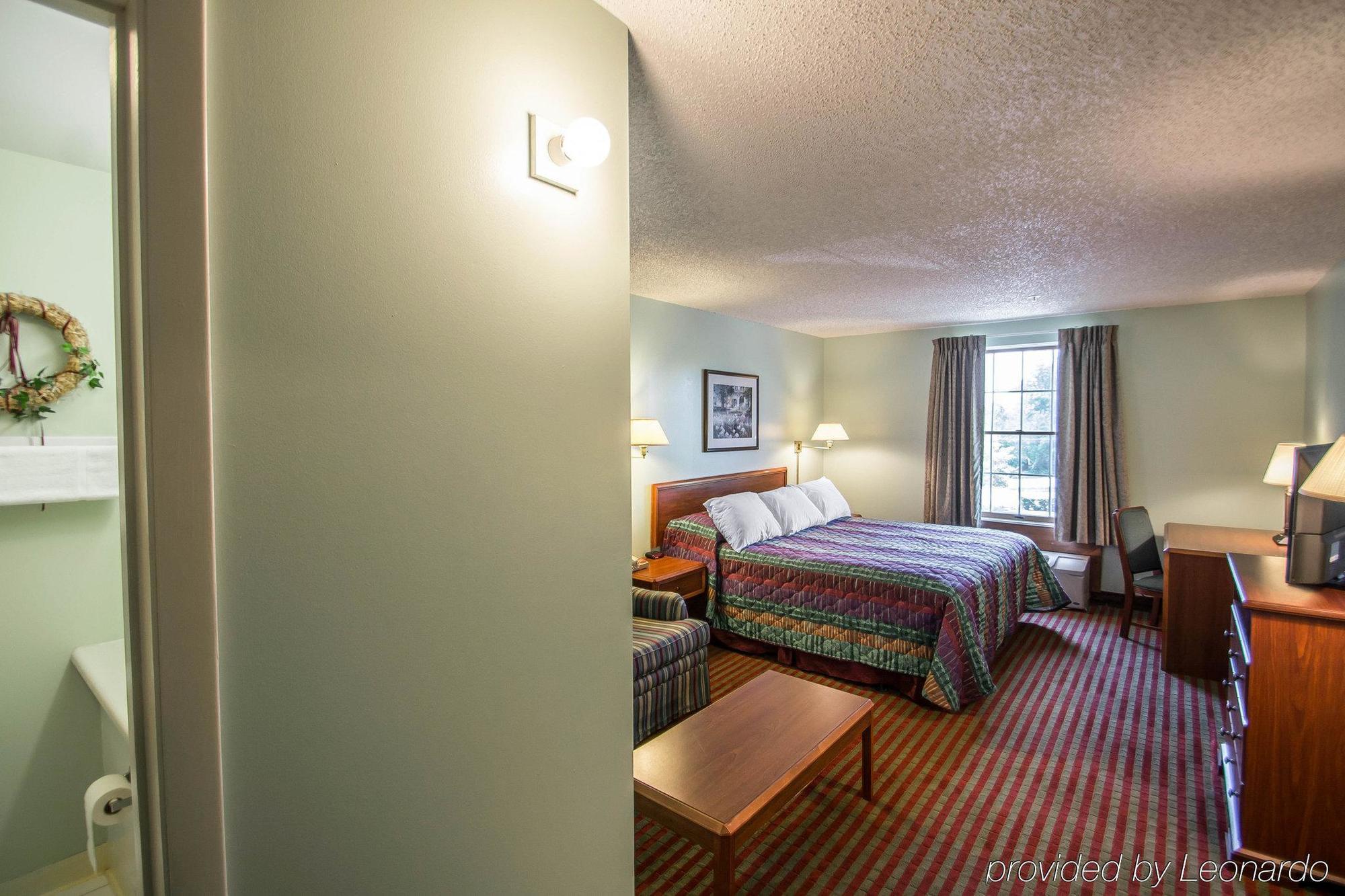 Rodeway Inn Lakeville Exterior photo
