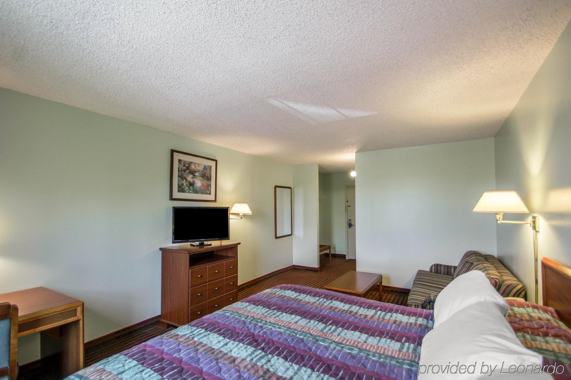 Rodeway Inn Lakeville Exterior photo
