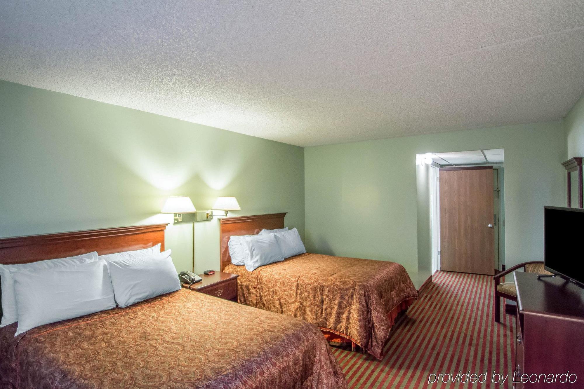 Rodeway Inn Lakeville Exterior photo