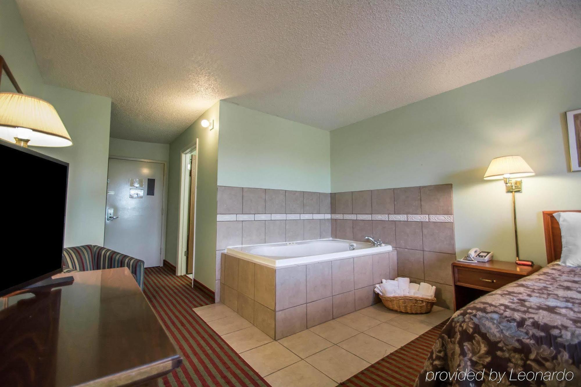 Rodeway Inn Lakeville Exterior photo