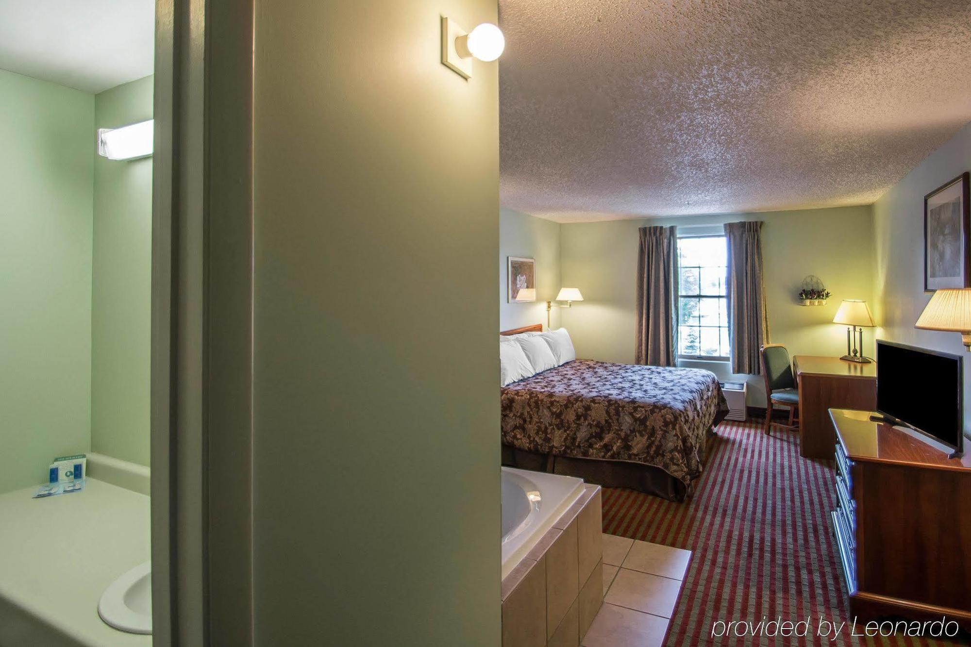 Rodeway Inn Lakeville Exterior photo